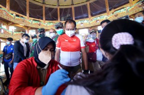 Wakil Walikota Surabaya Tinjau Vaksinasi Remaja Dan Ibu Hamil