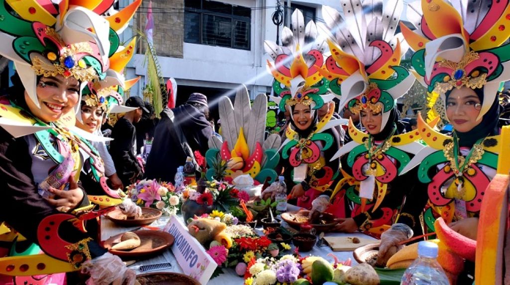 Festival Rujak Uleg di Surabaya yang digelar sebelum pandemi.