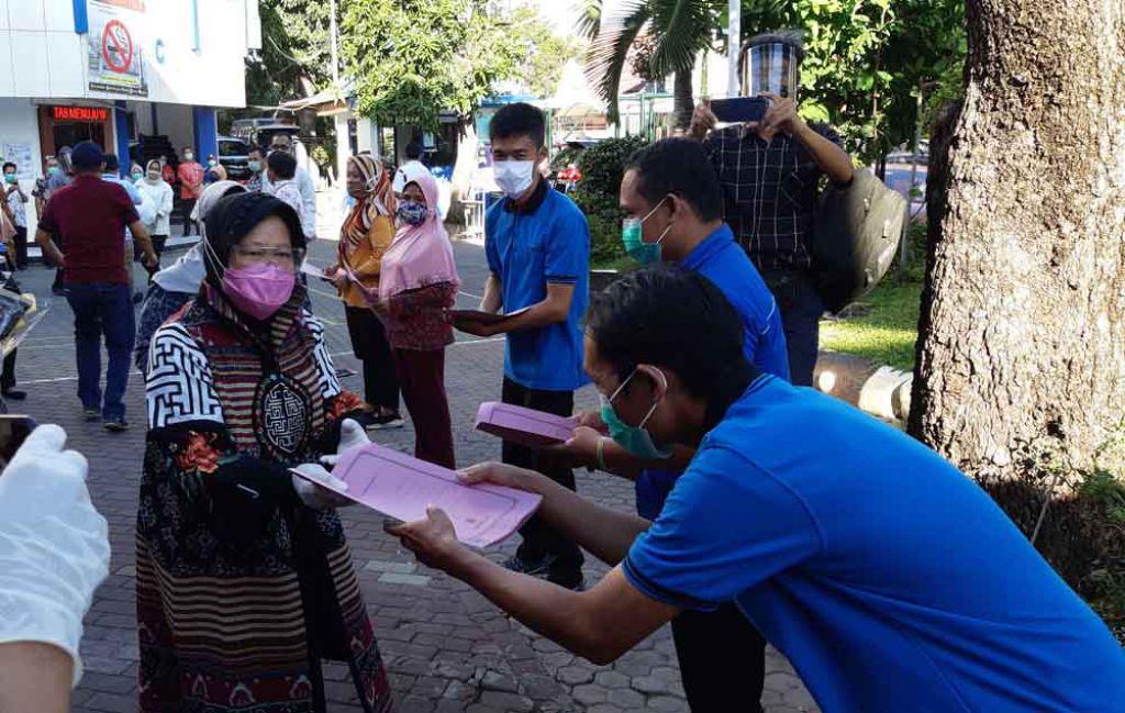 Wali Kota Risma berikan bantua pada cleaning service rumah sakit di Surabaya