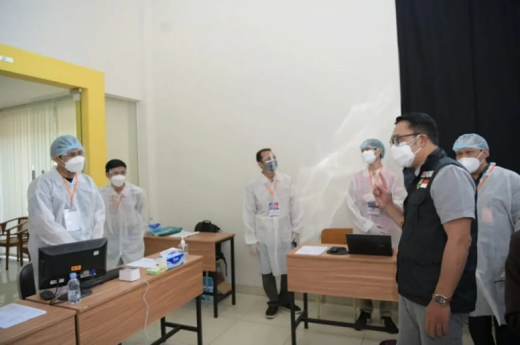Ridwan Kamil Tinjau Vaksinasi Massal di Itenas Bandung Penyuntikan vaksin COVID-19 terus ditingkatkan selama PPKM Darurat