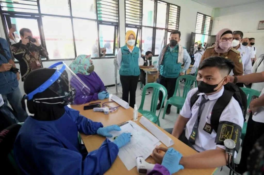 Jelang PTM, Atalia Ridwan Kamil Tinjau Vaksinasi Pelajar di Indramayu