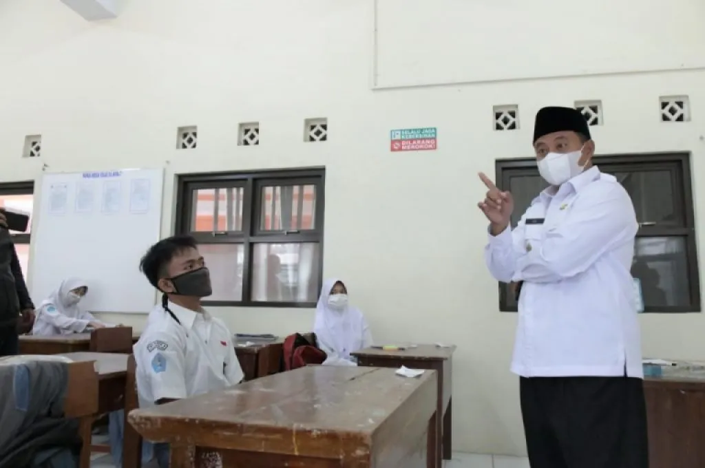Tinjau PTM di Tasikmalaya, Wagub Jabar Pastikan Prokes Diterapkan dengan Ketat