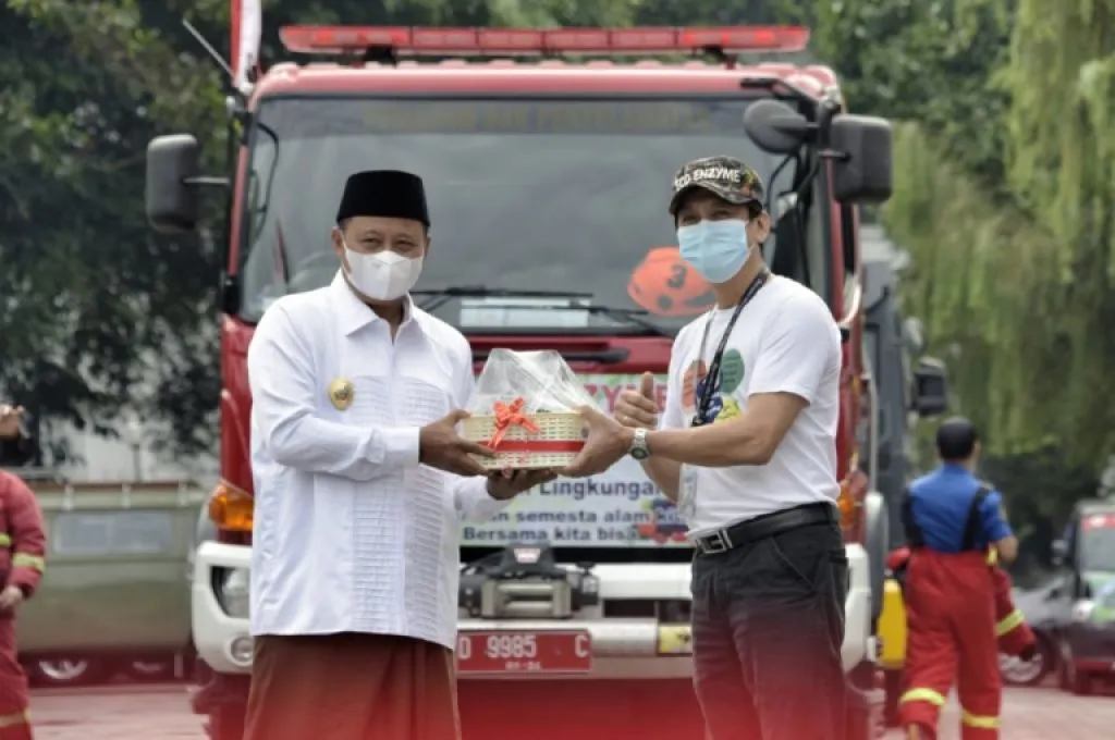 Uu Ruzhanul Lepas Tim Penyemprotan Eco Enzyme ke Udara