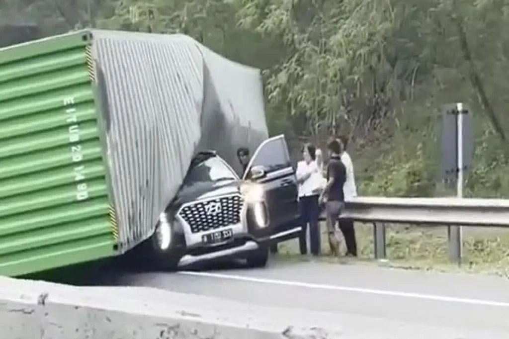 Yan Bastian, Bos Indomaret Tewas Tertimpa Truk Kontainer di Tol Cipularang