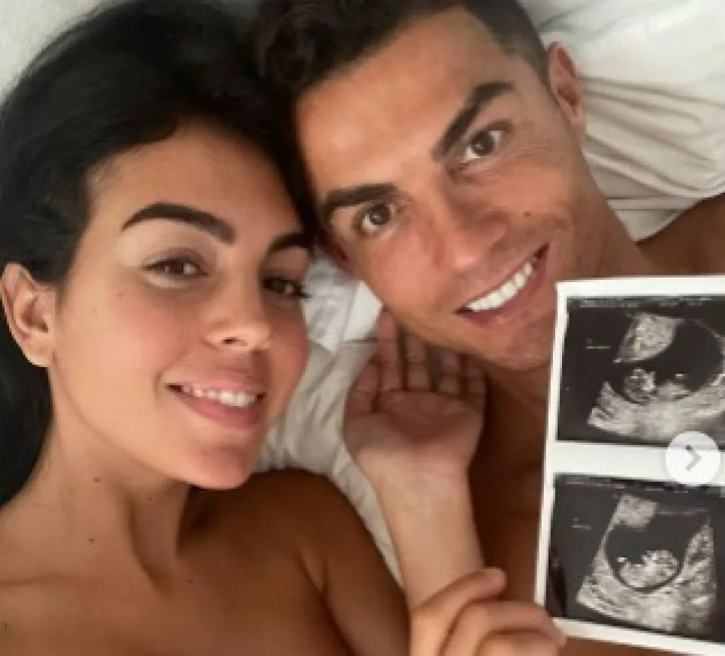 Ronaldo Umumkan Pacarnya Hamil Anak Kembar