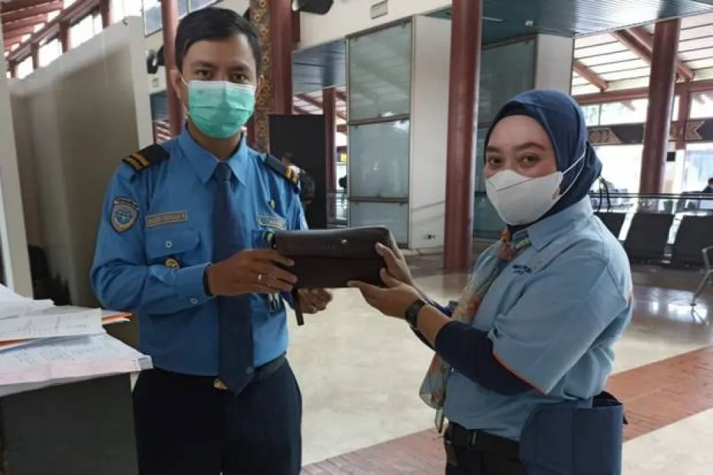 Petugas Kebersihan Bandara Soetta, Temukan Cek Rp35,5 M 