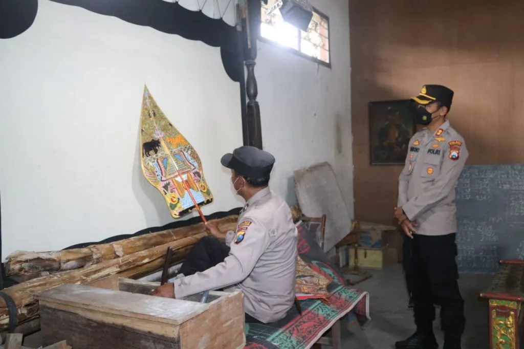 Aiptu Guritno, Ki Dalang dari Polsek Pakel Jual Sebagian Wayang untuk Bangun Masjid