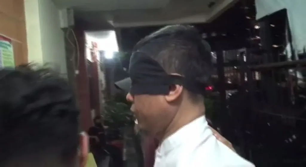 Munarman tiba di Polda Metro Jaya dengan mata ditutup, Selasa (27/4/2021) lalu.
