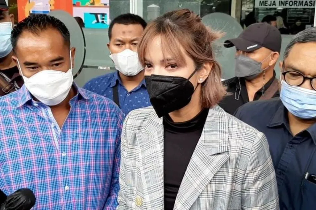 Nia, Nangis Dituntut 12 Bulan Rehabilitasi