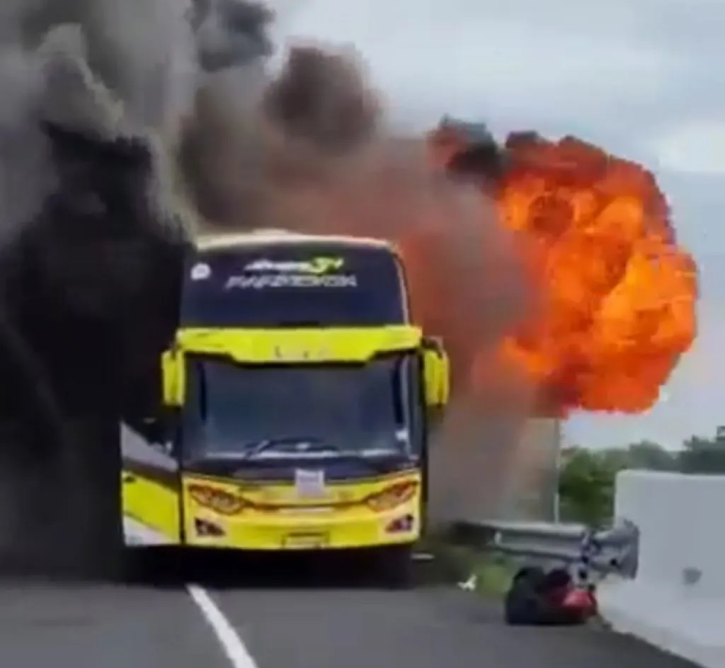 Bus Al Mubarok Terbakar di Tol Pandaan Arah Malang