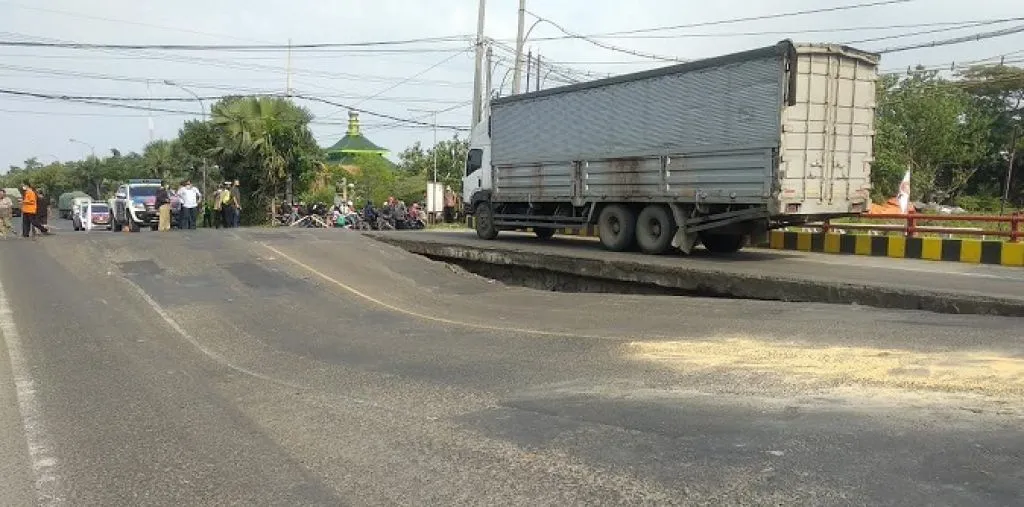 Jembatan Ngaglik 1 di Lamongan Ambles