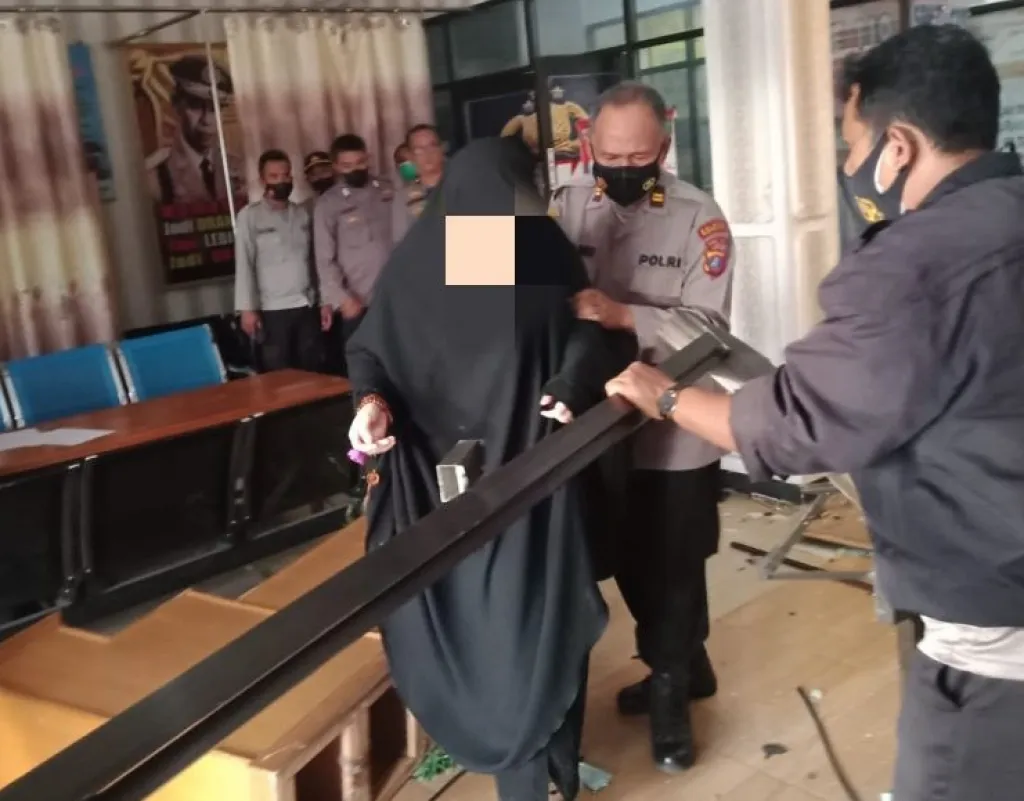 Fitri saat usai menabrakkan diri ke Mapolres.