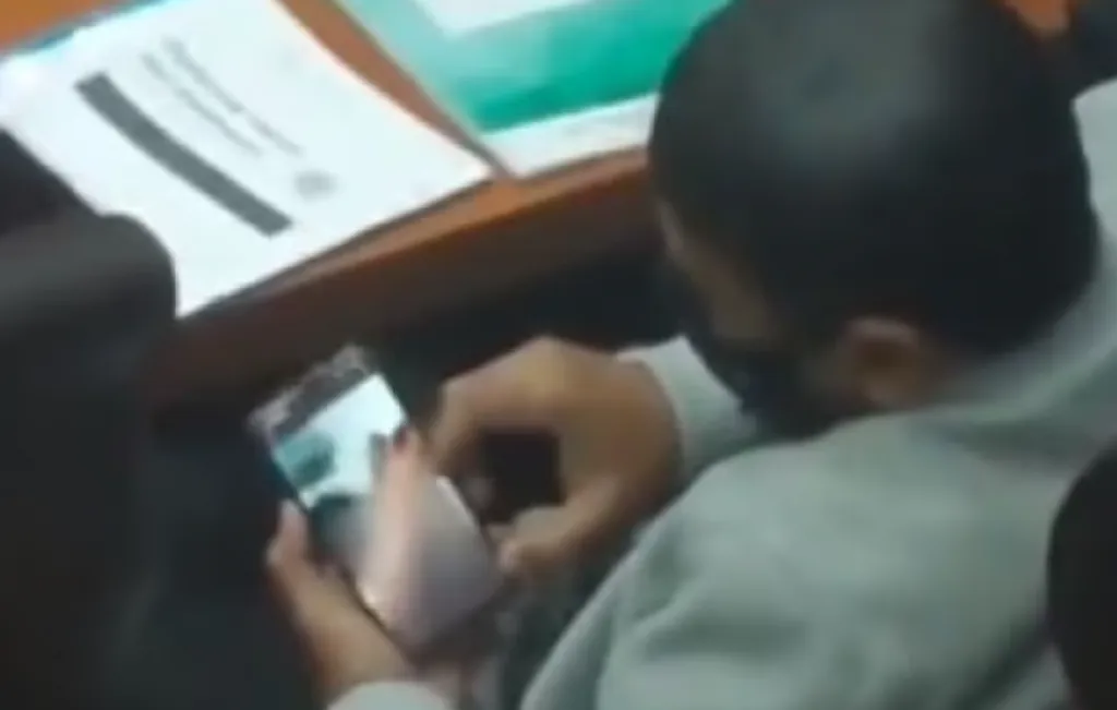 Harvey Malaiholo Nonton Bokep saat Rapat DPR, PDIP: Tak Sengaja