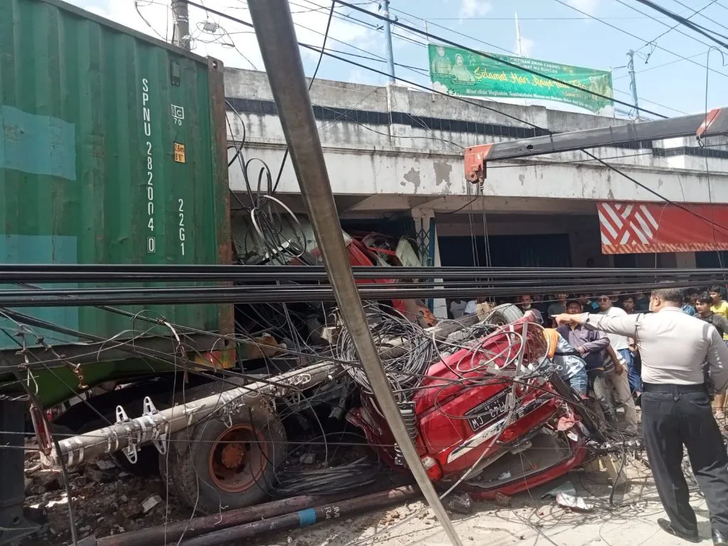 Rem Blong, Truk Kontainer Hantam Ertiga, 1 Tewas