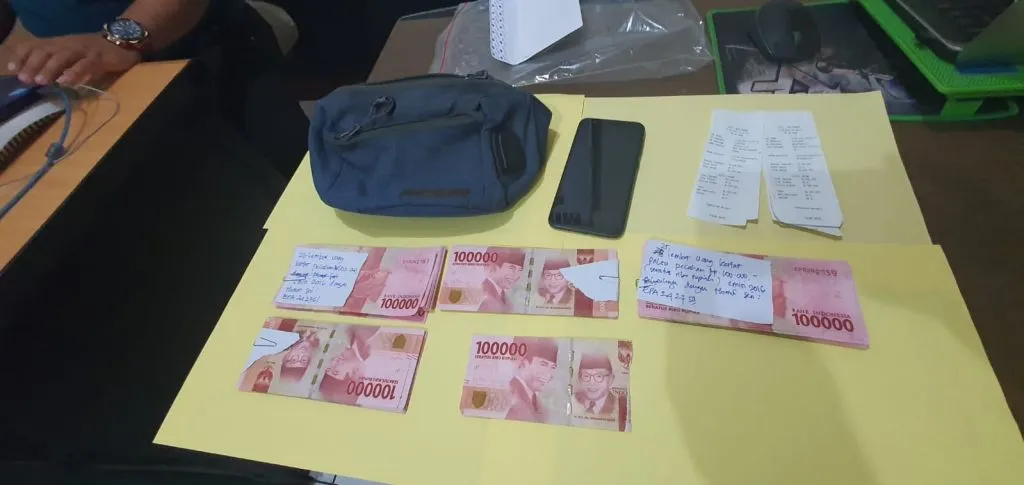 Jual Uang Palsu di Facebook, Kalau Deal, Uangnya Dipaketkan JNE
