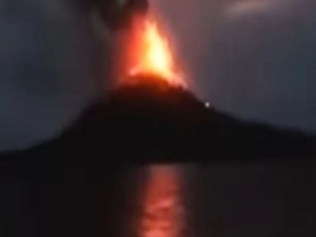 Gunung Anak Krakatau Erupsi, Pancaran Abu Vulkanik Capai 2 Km