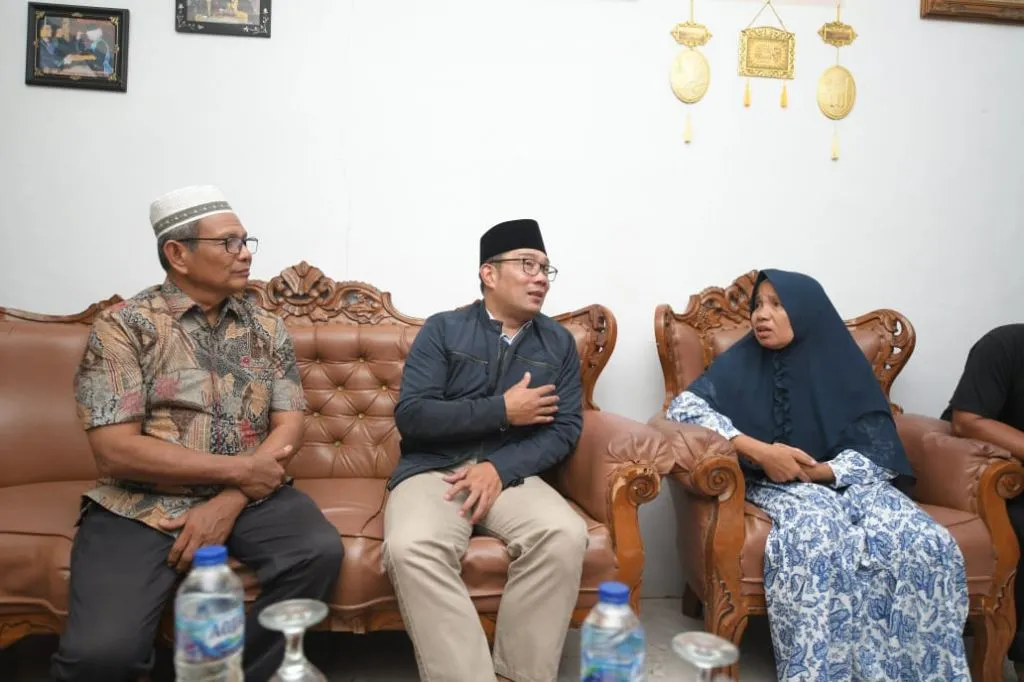 Ridwan Kamil Sambangi Keluarga Ikhsan, Pelajar yang Hanyut di Sungai Bangek Padang
