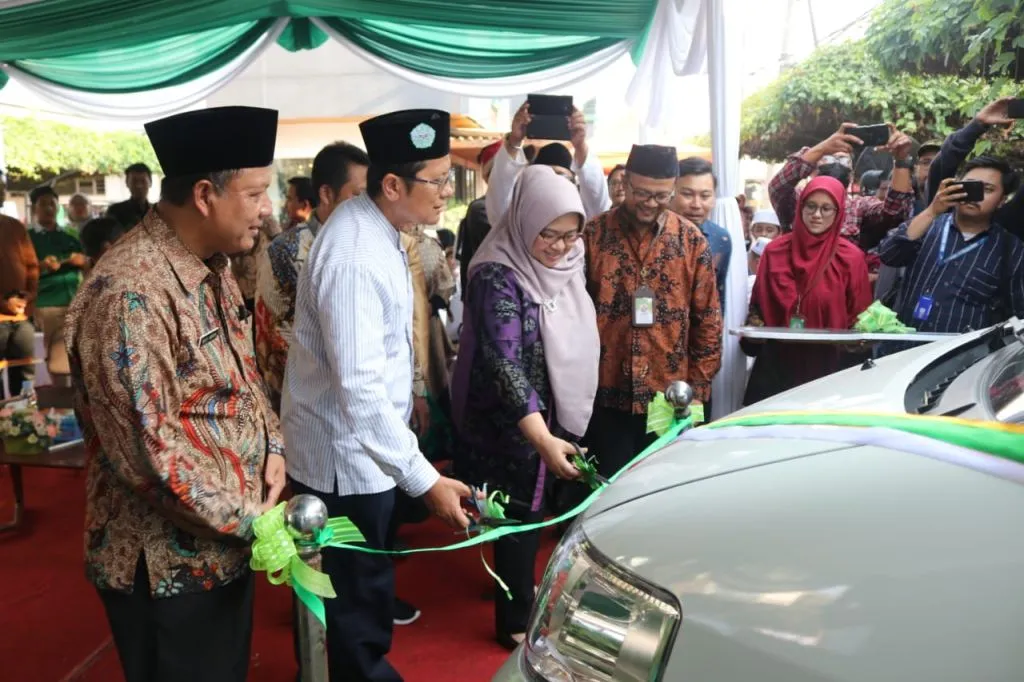 Pemberian 1 unit ambulance untuk transportasi kesehatan masyarakat warga di kabupaten Ponorogo. Foto: Pegadaian