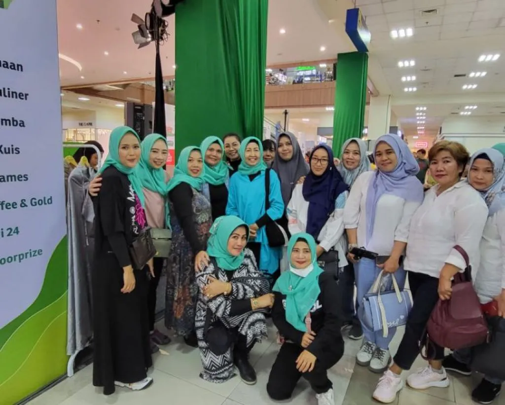 Rombongan dari Ikatan Istri Karyawan Pegadaian (IIKP) PT Pegadaian Kanwil XII Surabaya ikut meramaikan mengunjungi pekan raya pegadaian yang diselenggarakan oleh PT Pegadaian Kanwil XII Surabaya 