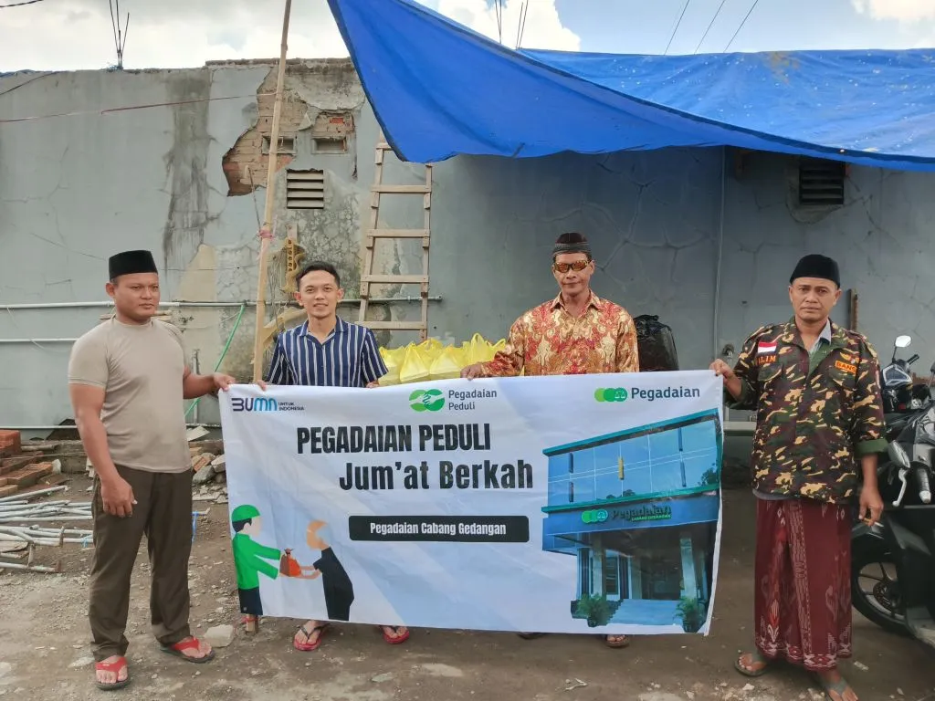 Program Mengetuk Pintu Langit melalui kegiatan Jum’at berkah membagikan 14.000 makanan siap saji kepada masyarakat sekitar di seluruh cabang kantor Pegadaian.
