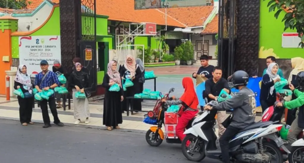Berburu Berkah Ramadhan, Alumni Spega Angkatan 1995 Bagikan Ratusan Paket Takjil