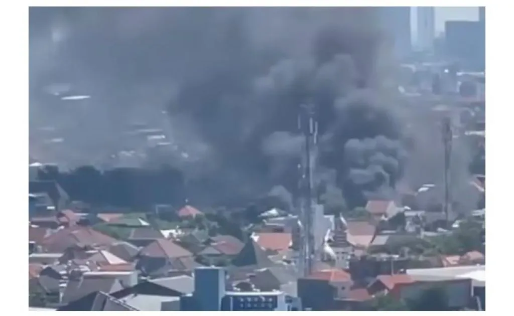 Pool Bus Damri Jagir Surabaya Terbakar, Asap Mengepul