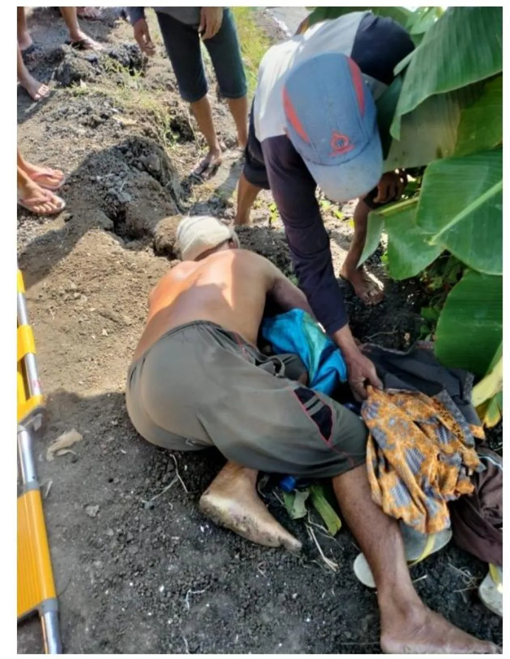 Warga Dihebohkan Penemuan Mayat Lansia Diatas Tanggul Sungai