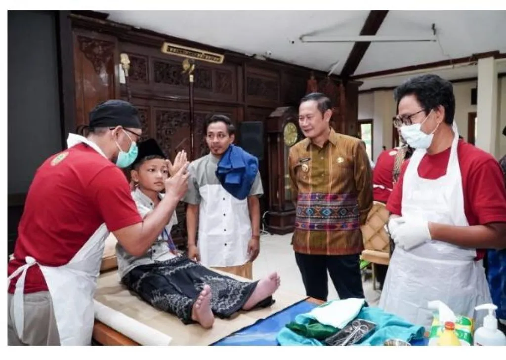 Pemkab Lamongan Gelar Khitanan Massal Diikuti 102 Anak