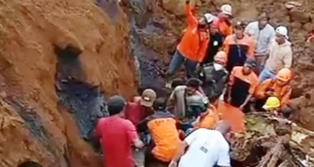 Tebing Longsor di Pronojiwo Lumajang Jatim, diperkirakan 4 Korban Tertimbun