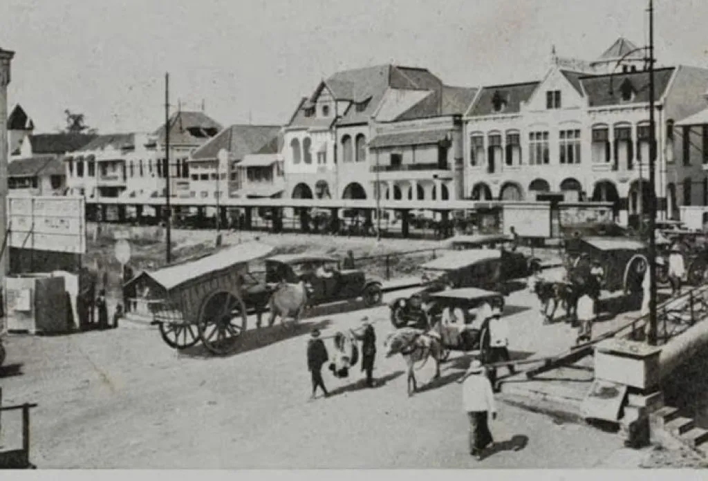 Revitalisasi Kota Lama sebagai Wisata Sejarah Surabaya.