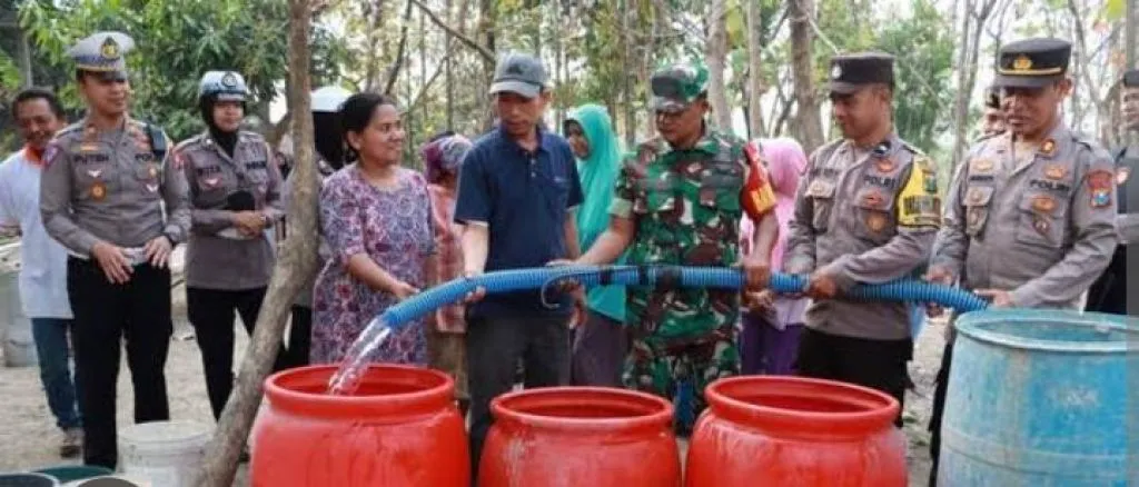 Pemkab Mojokerto Berikan Bantuan Air Bersi dan Paket Sembako di Dusun Kandangan