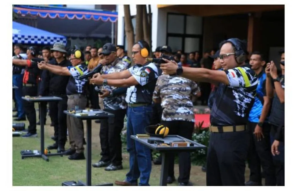 Peringati HUT Bhayangkara ke 78, Polda Jatim Gelar Lomba Menembak Kapolda Cup
