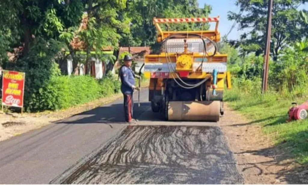 Pemkab Probolinggo melakukan perbaikan Jalan