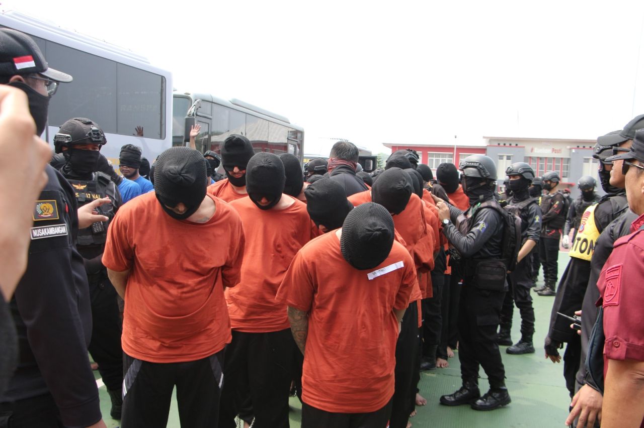 Proses pemindahan 48 narapidana high risk ke Nusakambangan