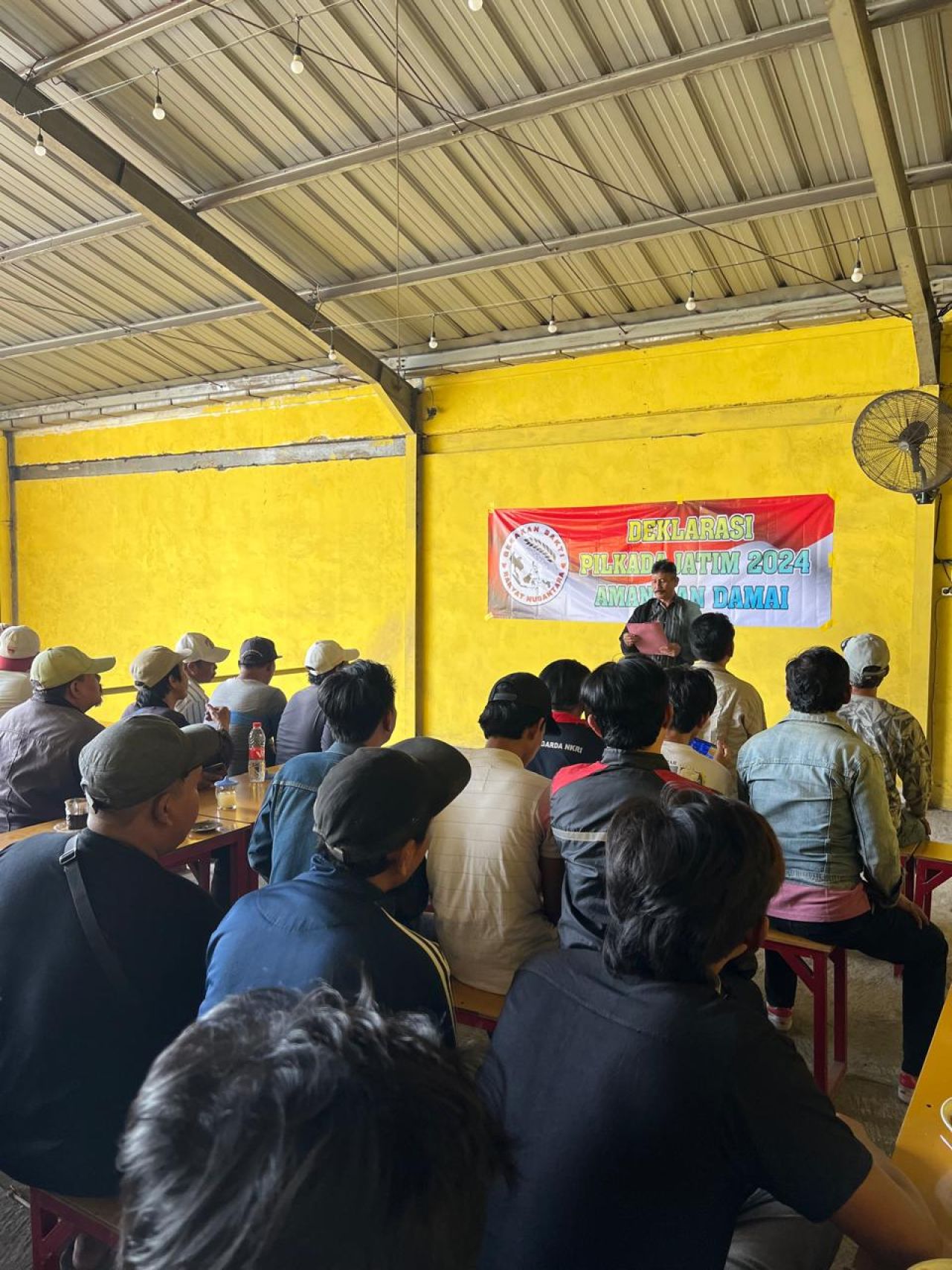 Ketua Gerakan Bakti Rakyat Nusantara Jatim, Wawan, memberikan sambutan dihadapan anggota.
