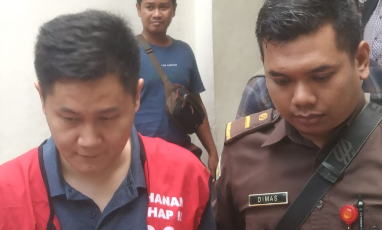 Terdakwa Huang Renyi saat di Pengadilan Negeri Surabaya