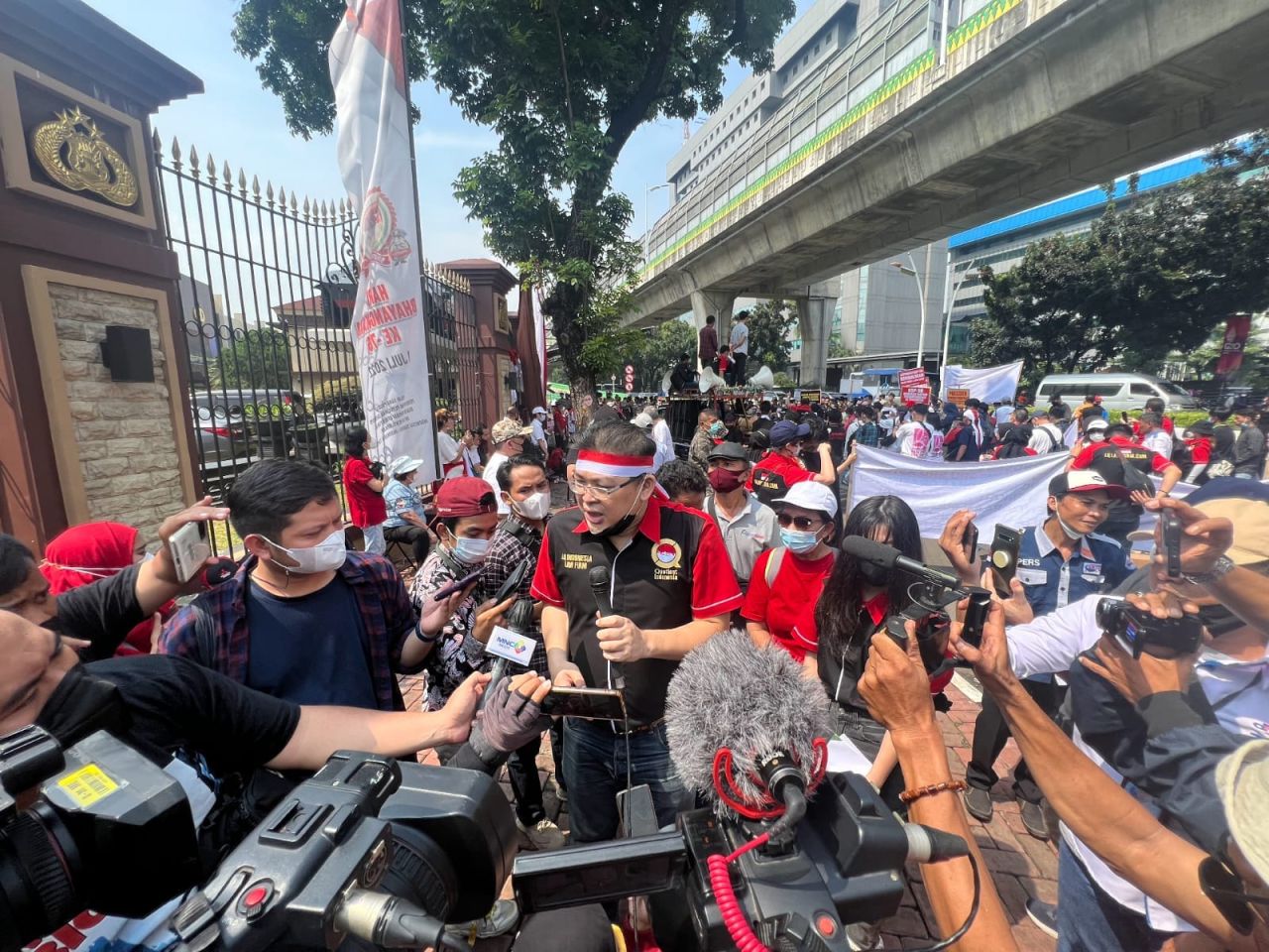 Advokat senior Alvin Lim memberikan keterangan kepada awak media.