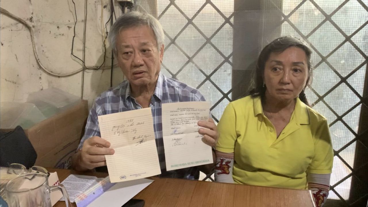 Rosono Ali Hardi menunjukkan surat terkait rumah yang didapatkannya dari orangtua