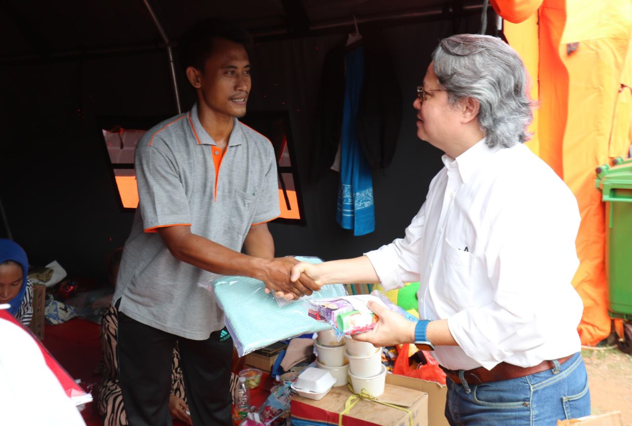 Tom Malik, Head Of Corporate Communicatian MDKA saat memberikan bantuan korban kebakaran di Kemayoran Jakarta Pusat