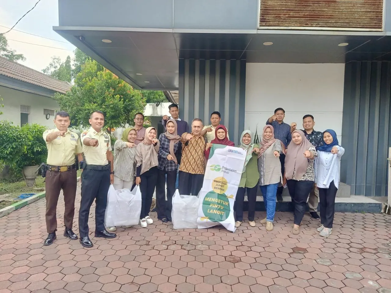 Pegadaian Bagikan Ribuan Makanan Siap Saji di Program Jumat Berkah "Mengetuk Pintu Langit"