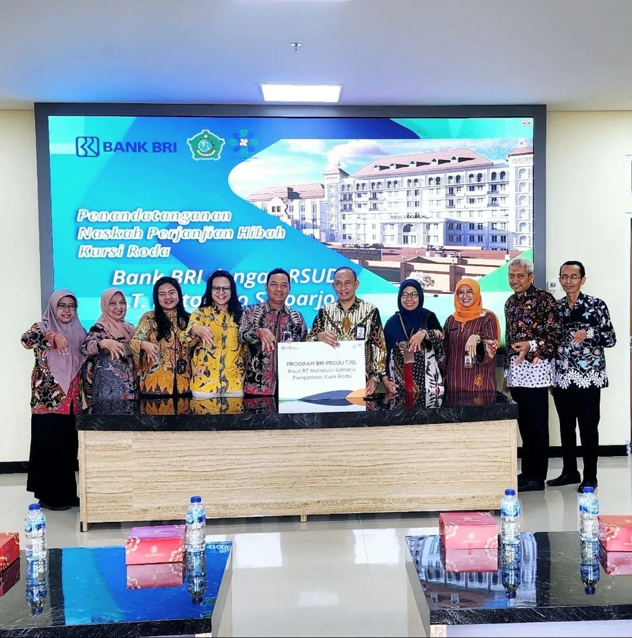 BRI Sidoarjo Serahkan Bantuan CSR Kursi Roda ke RSUD RT Notopuro