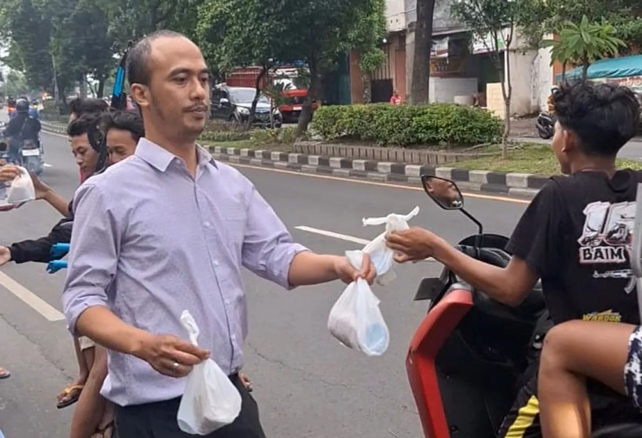 BRI Unit Demak Pererat Hubungan dengan Masyarakat Melalui Berbagi Takjil