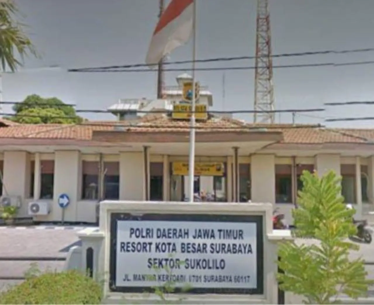 Serahkan uang damai ratusan juta, Polsek Sukolilo lepas tiga sindikat penggelapan mobil.