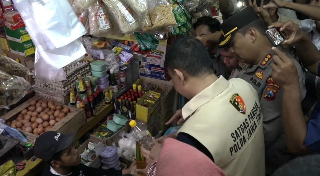 Satgas Pangan Polda Jatim Temukan Kecurangan Volume MinyaKita di Pasar Tradisional