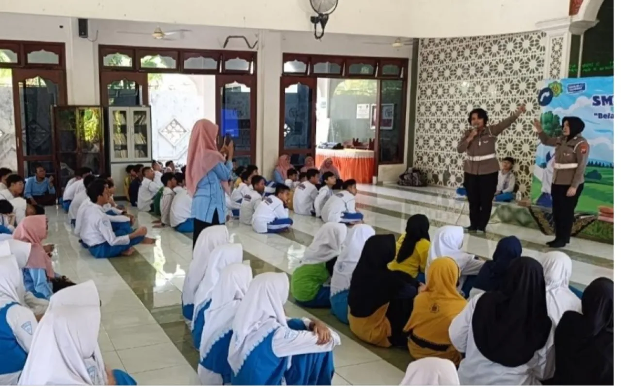 Operasi Patuh Semeru 2025 Ditlantas Polda Jatim Edukasi Pelajar Tertib Lalu Lintas