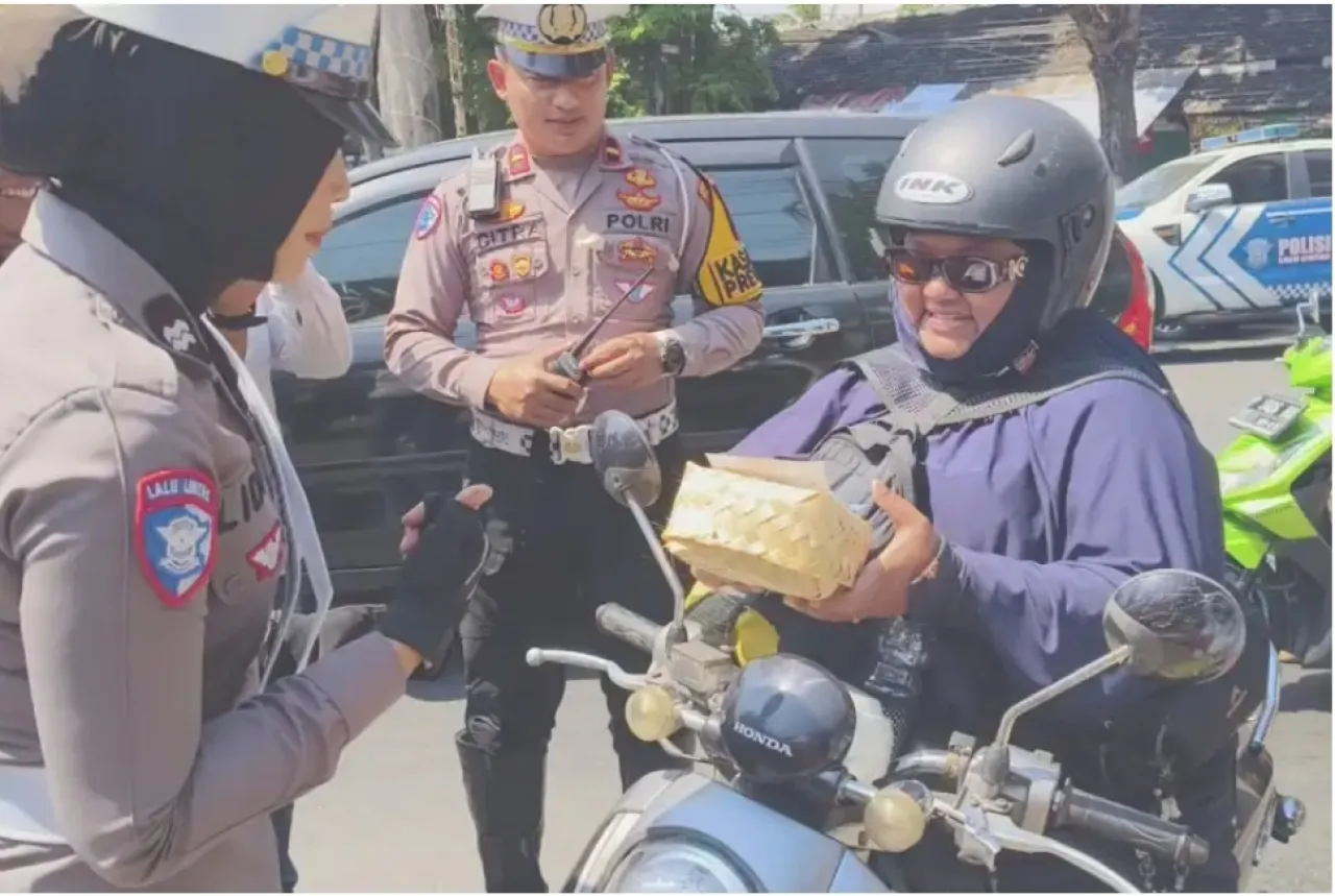 Satlantas Bondowoso Bagikan Tape untuk Sosialisasi Operasi Patuh Semeru 2025