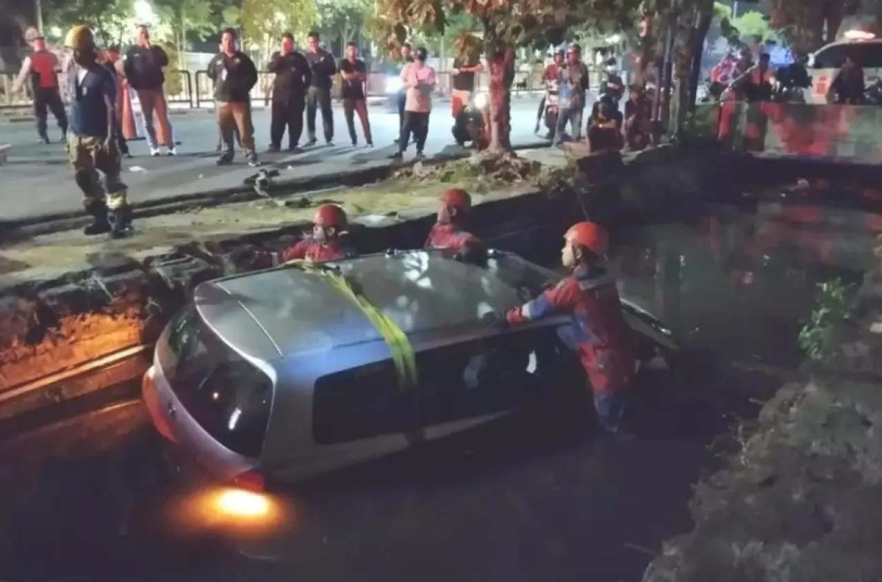 Mobil Masuk Sungai di Jalan Ngagel Surabaya, Penyebab Belum di Ketahui