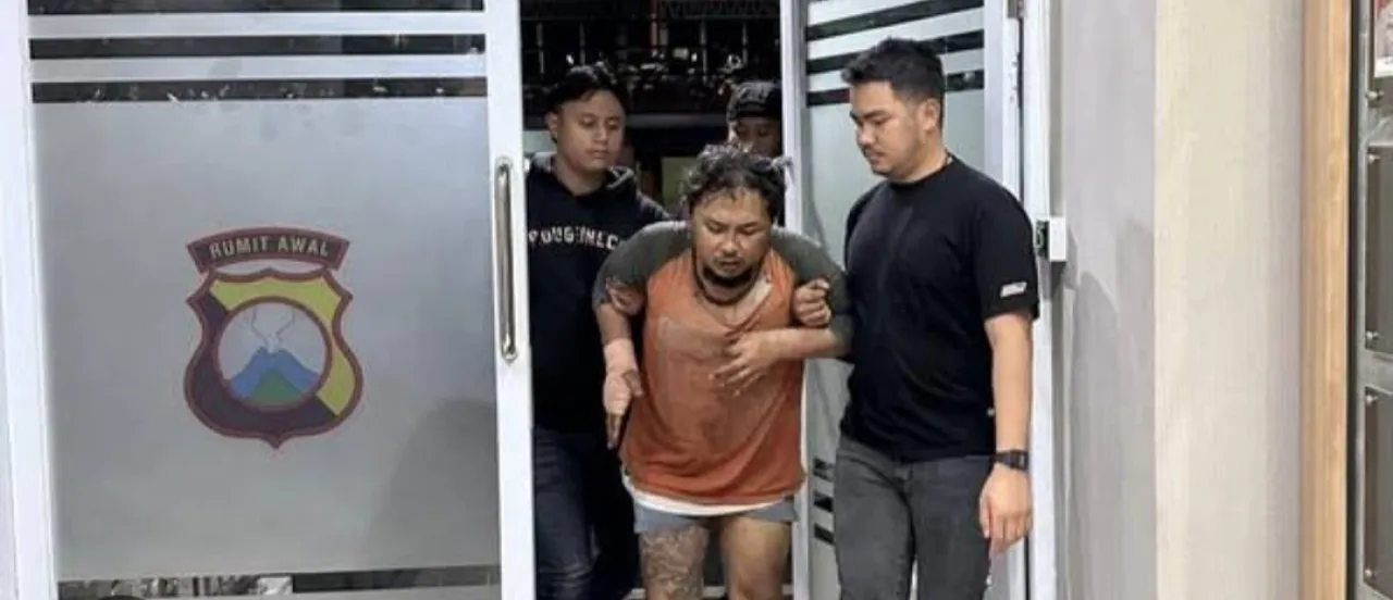 Syahrama Terlihat Tenang Saat Membawa Jasad Sevi Korban Pembunuhan Yang di Masukan Dalam Kerdus