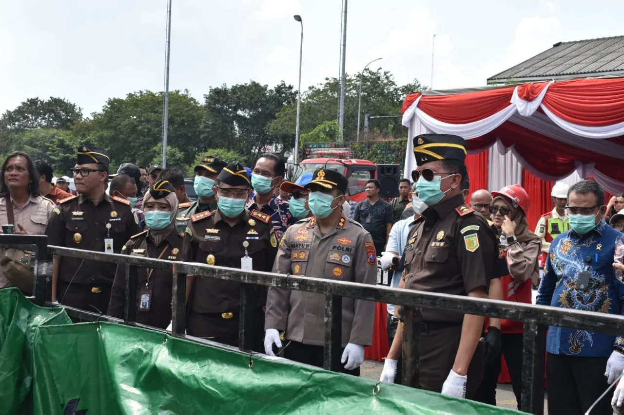 Kejari Tanjung Perak Musnahkan Miras Ilegal Senilai 29 Miliar