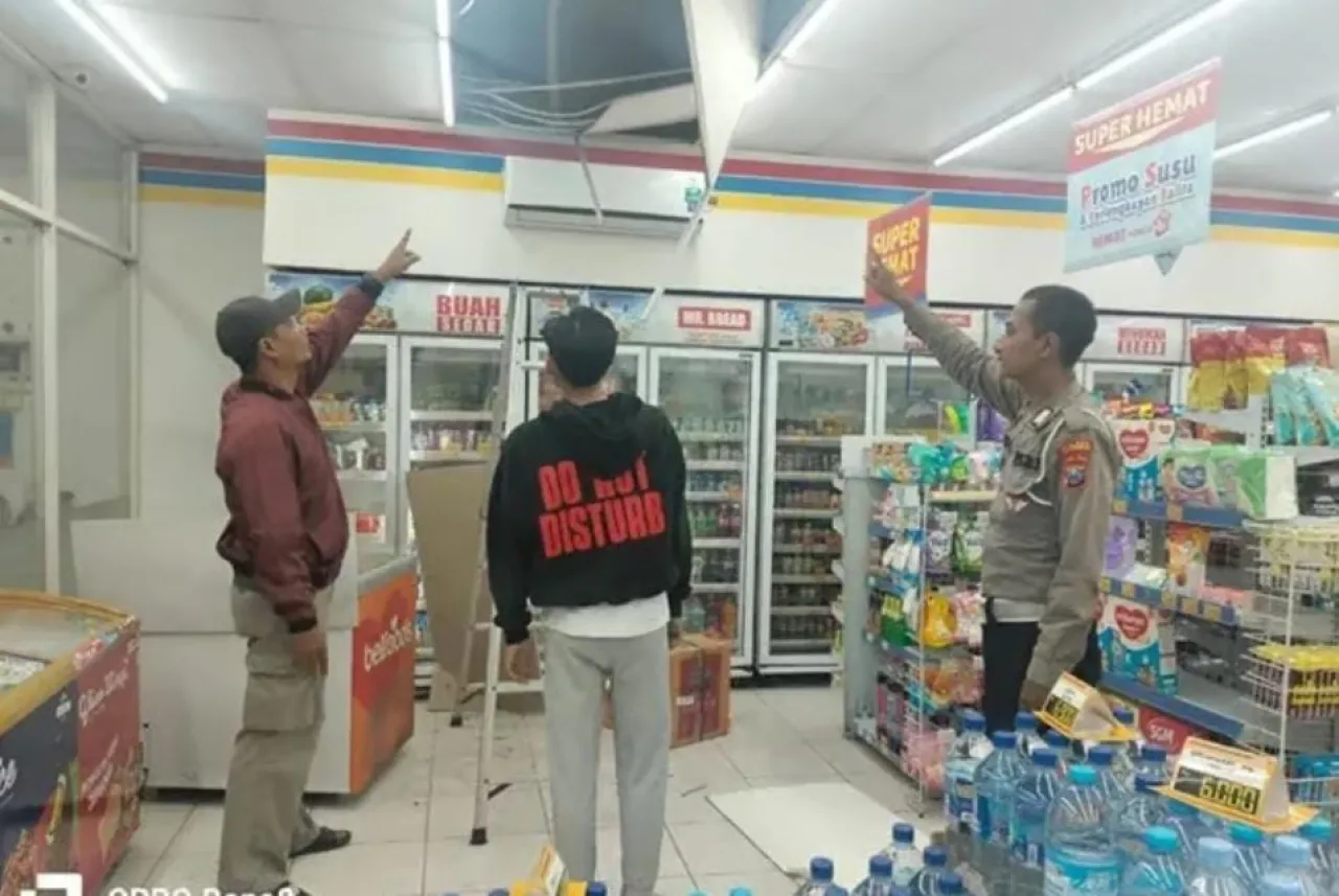 Pencuri Minimarket Tertangkap Saat Sembunyi di Atap